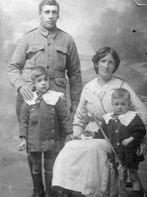 Alfred Lovett and family 1915